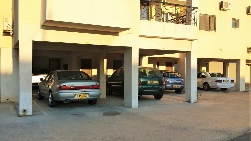 101 Mandritis Court Lägenhet Larnaca Exteriör bild
