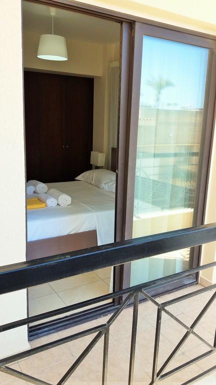 101 Mandritis Court Lägenhet Larnaca Exteriör bild