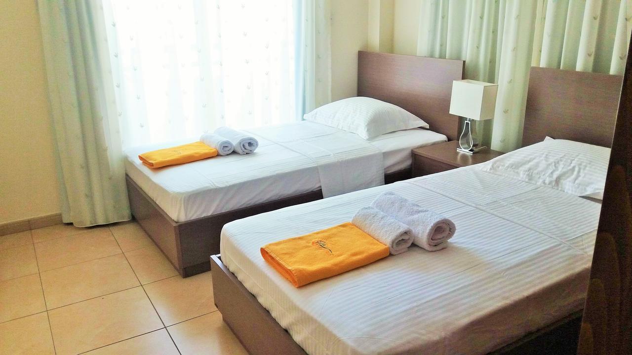 101 Mandritis Court Lägenhet Larnaca Exteriör bild