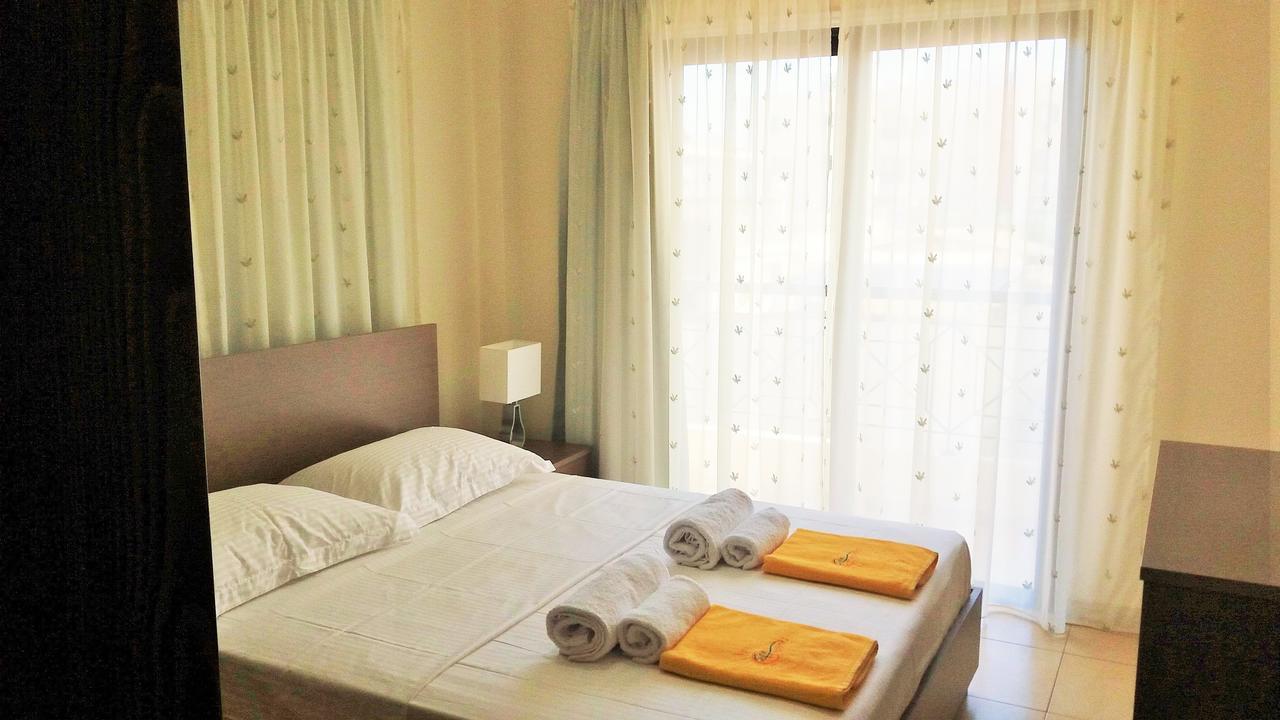 101 Mandritis Court Lägenhet Larnaca Exteriör bild