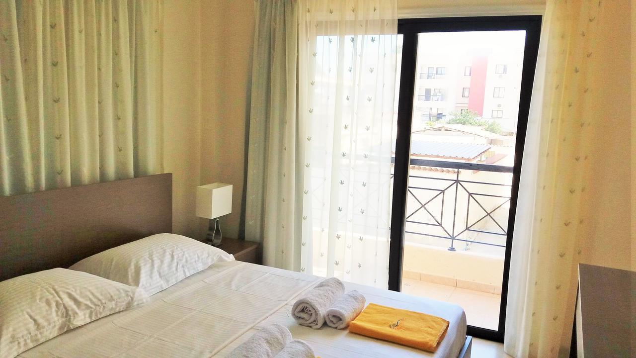 101 Mandritis Court Lägenhet Larnaca Exteriör bild
