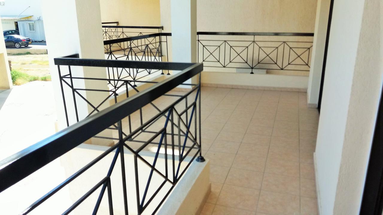 101 Mandritis Court Lägenhet Larnaca Exteriör bild