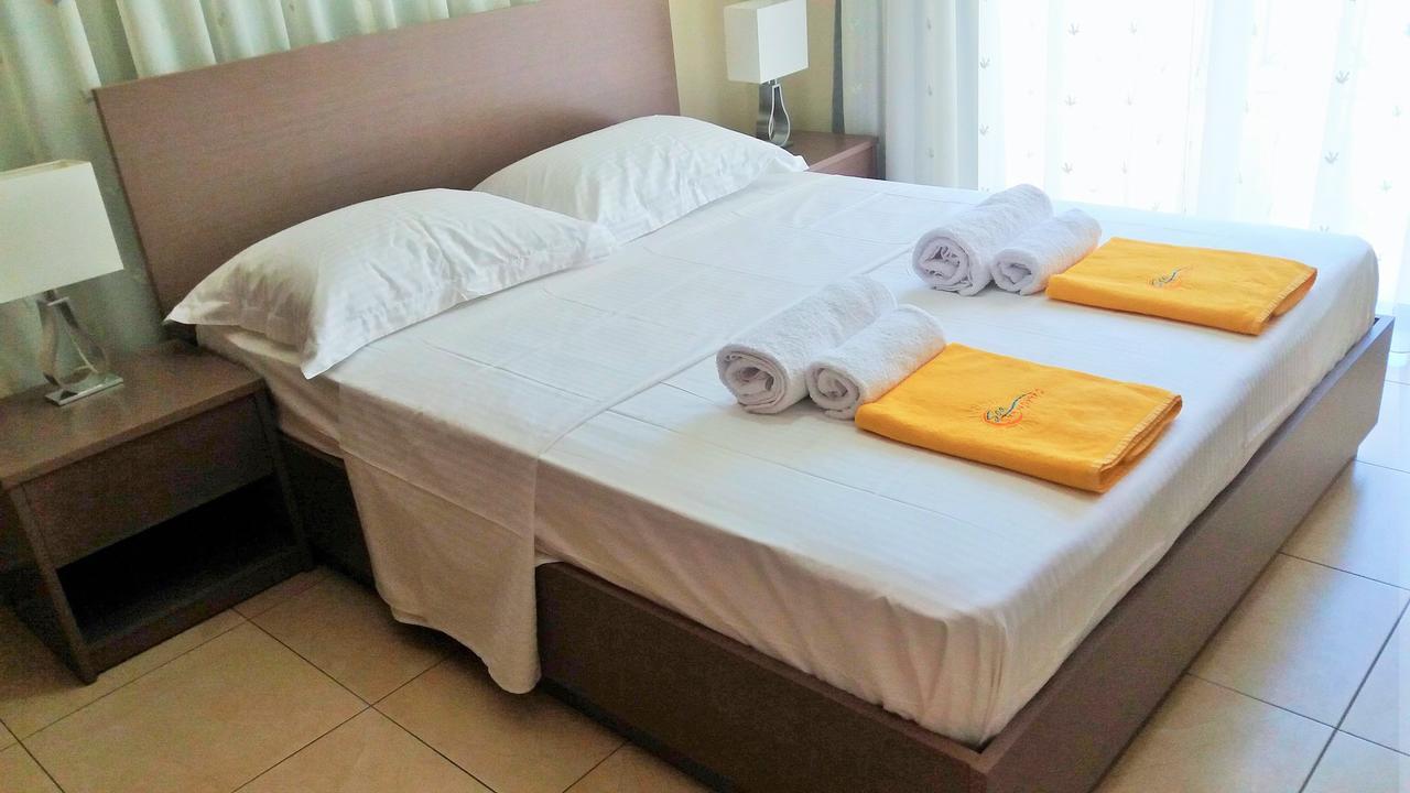 101 Mandritis Court Lägenhet Larnaca Exteriör bild
